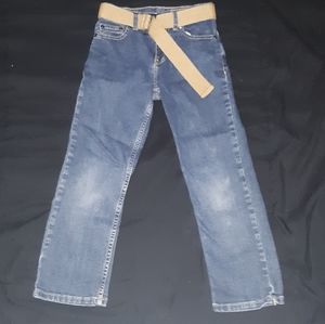 Straight leg blue jeans with brown belt.
